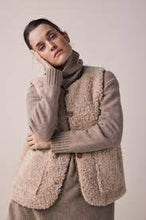 Load image into Gallery viewer, Amente Wool Reversible Vest
