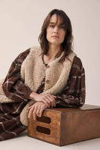 Load image into Gallery viewer, Amente Wool Reversible Vest
